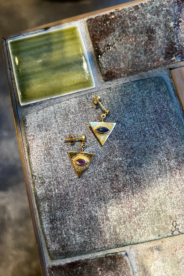 Nafsu - Gold earstick w/triangle eye pendant