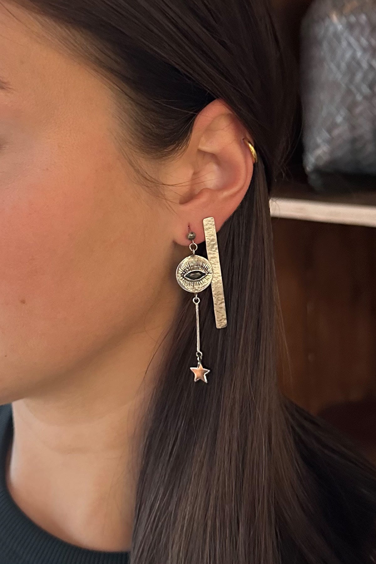 Nafsu - Long Silver eye earstick w/star pendant I Black Sapphire 3 - Rabens Saloner