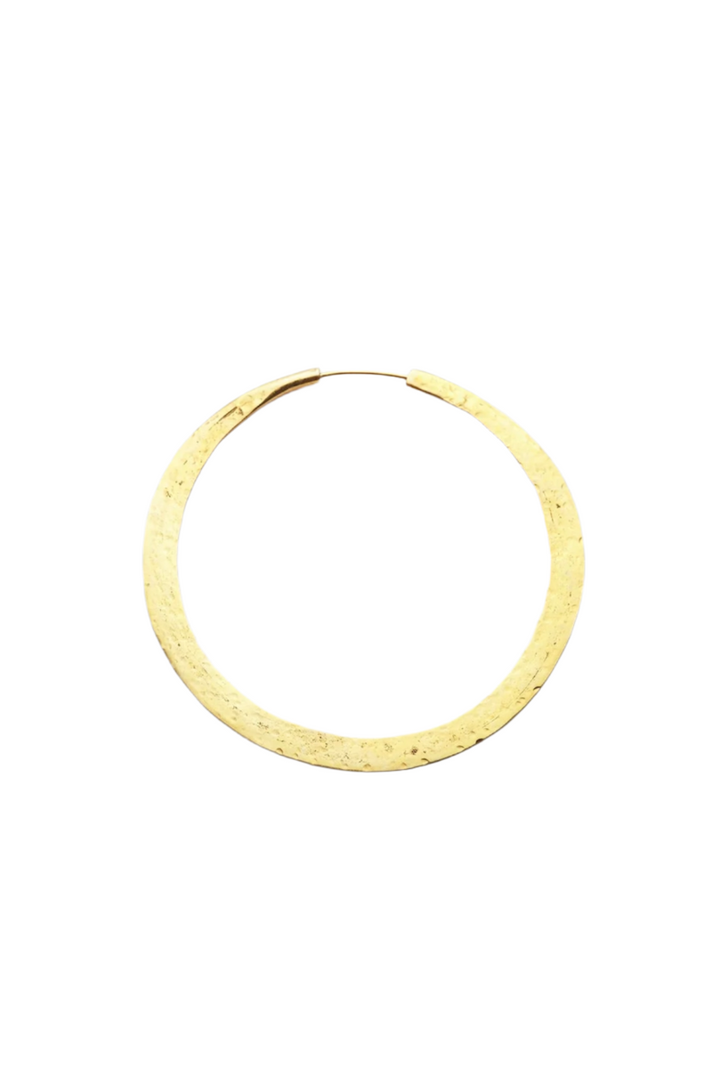 Nafsu - Hammered hoop L I Gold plated 2 - Rabens Saloner
