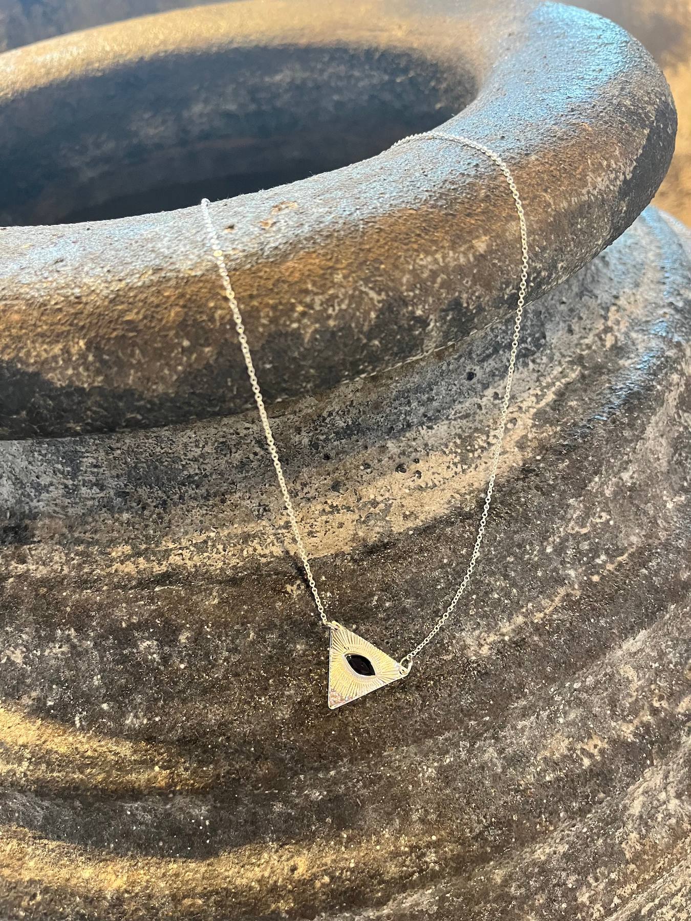 Chain w/ Triangle Eye Pendant - Nafsu I Silver 4 - Rabens Saloner