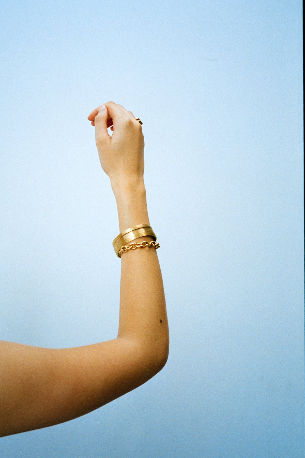 Carved wide bracelet - Rabens Momento I Gold