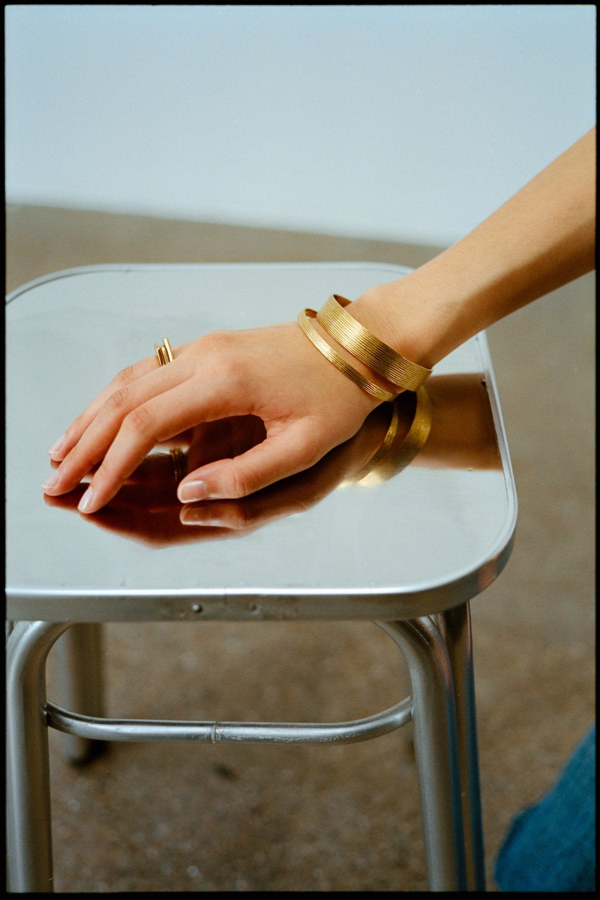 Carved slim bracelet - Rabens Momento I Gold