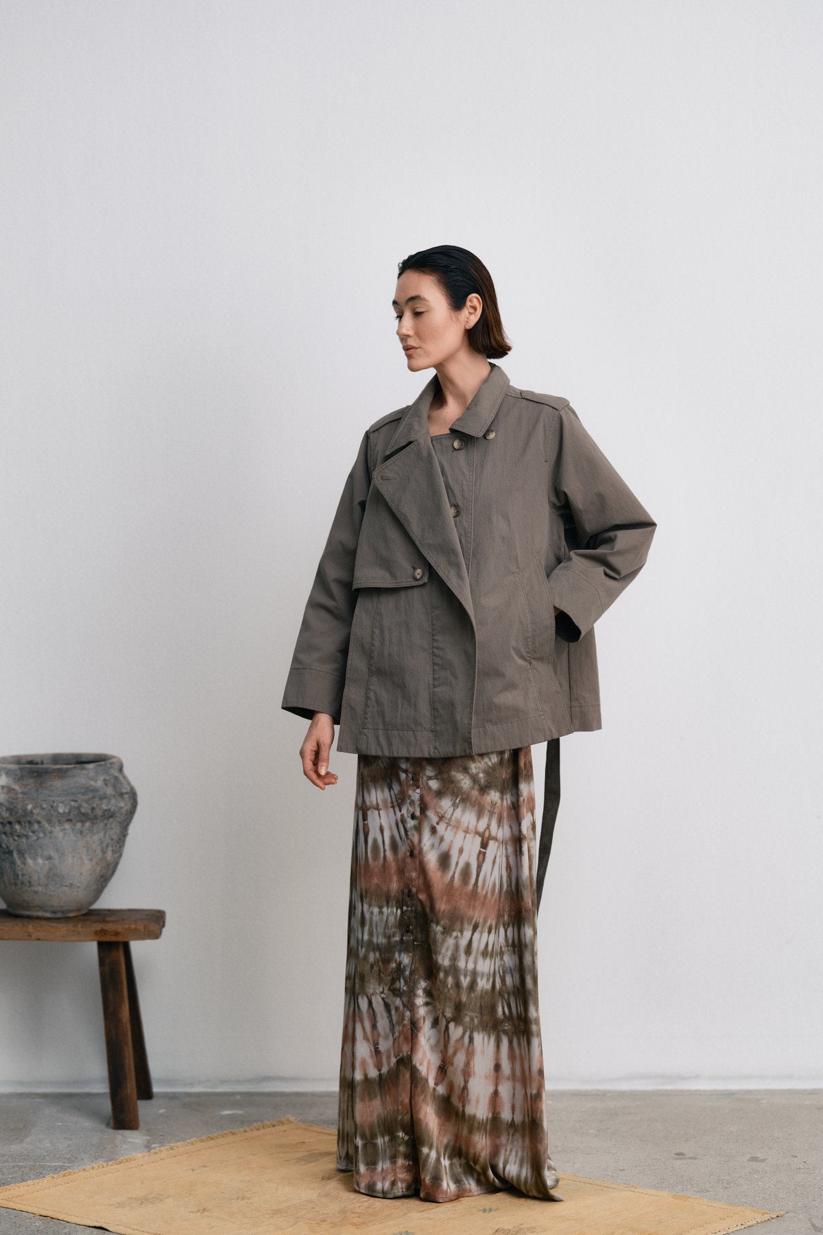 Nadira - Utility cropped trench jacket I Asphalt 7 - Rabens Saloner