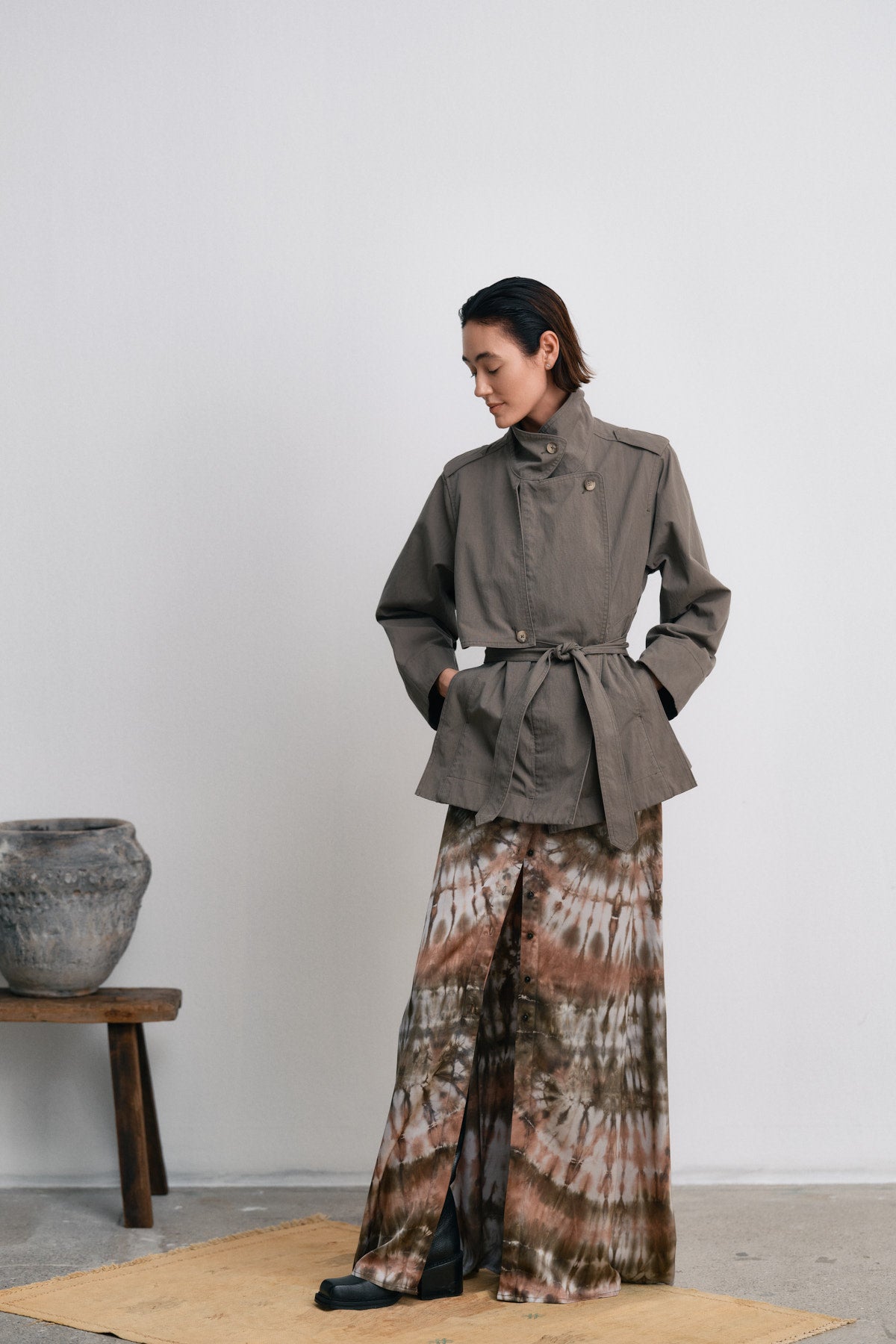 Nadira - Utility cropped trench jacket I Asphalt 8 - Rabens Saloner