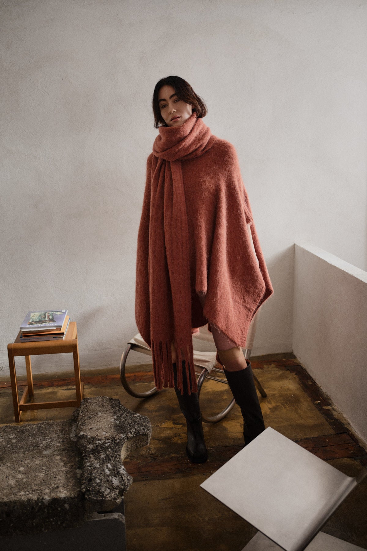 Dede - Fluffy knit poncho I Redwood 8 - Rabens Saloner