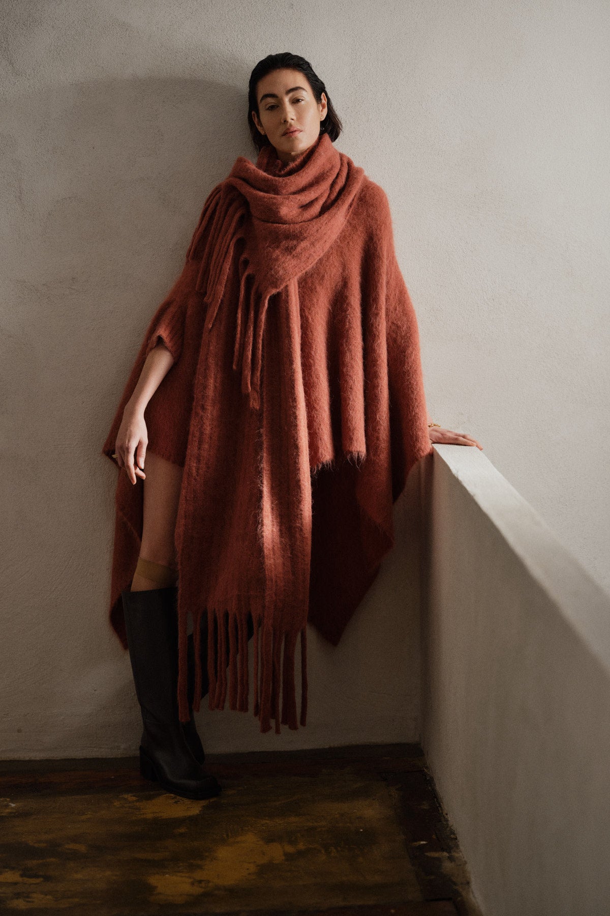 Dede - Fluffy knit poncho I Redwood 9 - Rabens Saloner