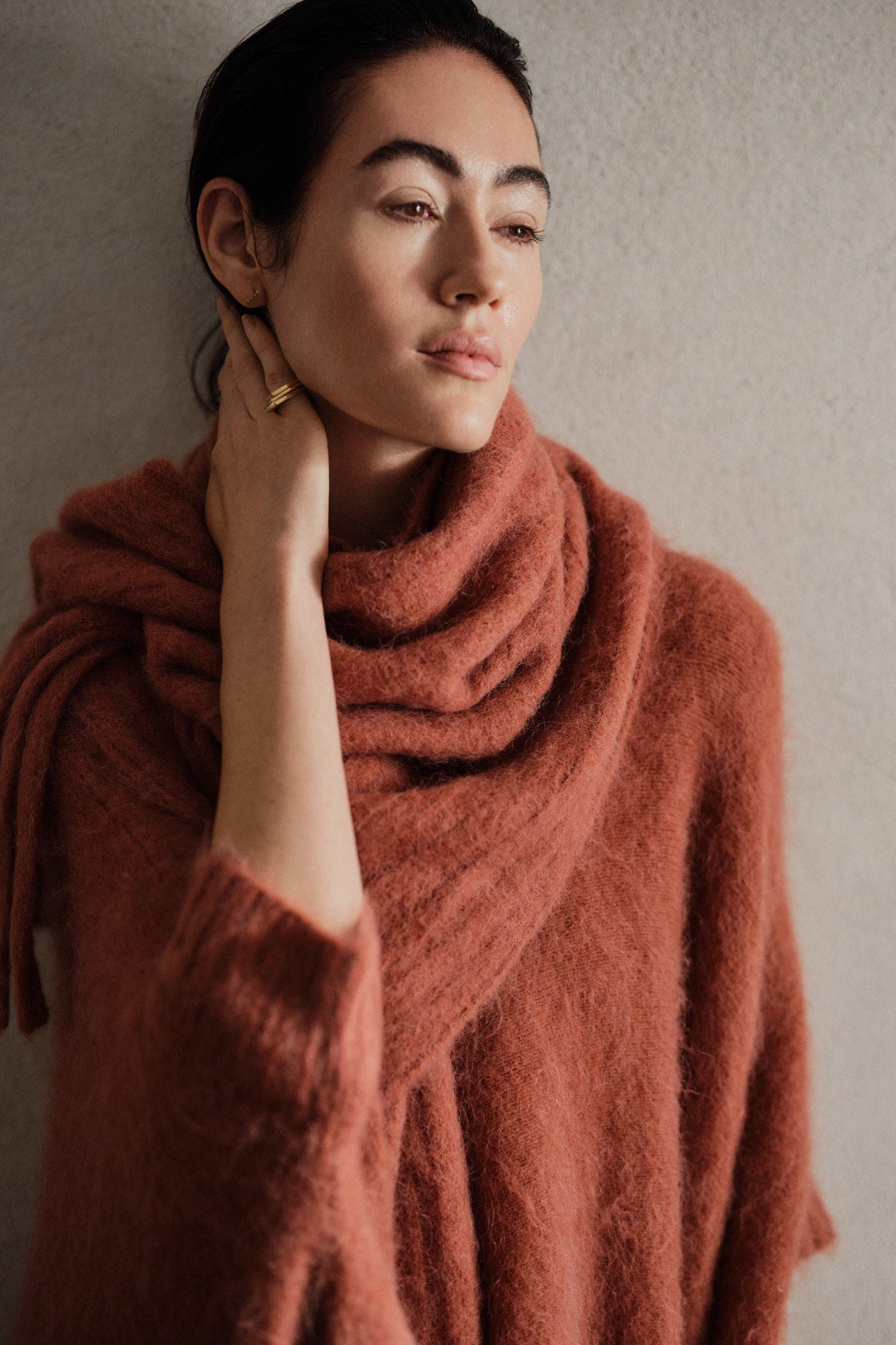 Dede - Fluffy knit poncho I Redwood 10 - Rabens Saloner