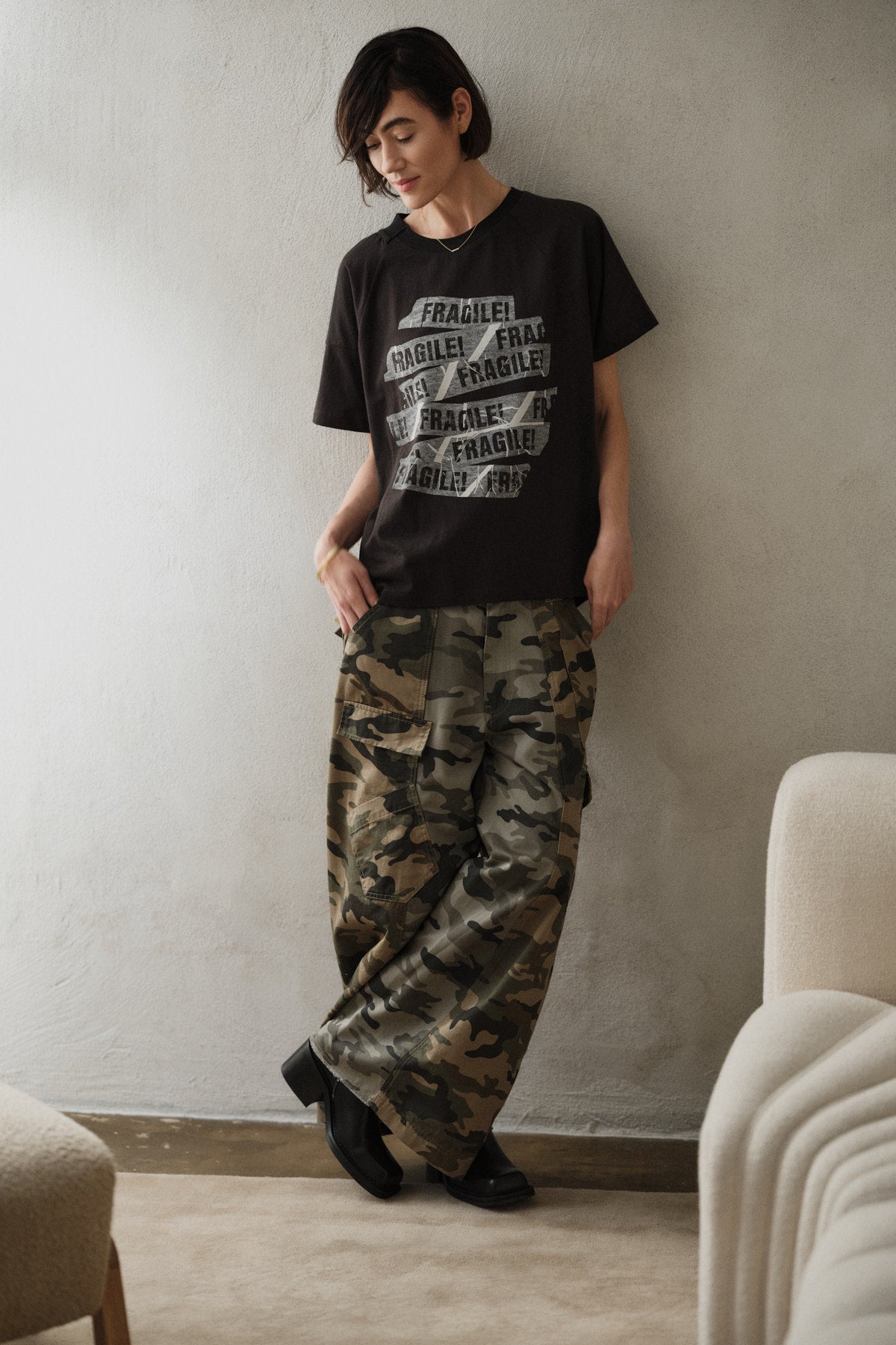 Ary - Fragile boxy t-shirt I Faded black 4 - Rabens Saloner