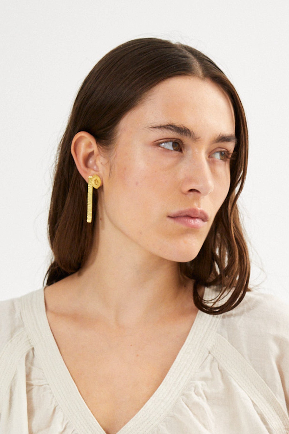 Nafsu - Hammered long earstick I Gold plated    1 - Rabens Saloner
