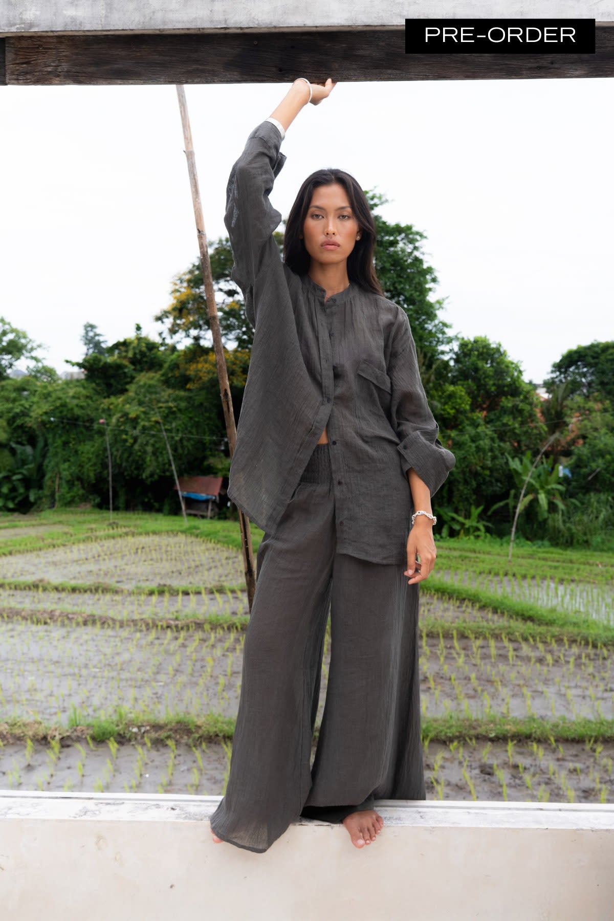 Karam - PRE-ORDER I Crinkled wide leg pants I Faded black 1 - Rabens Saloner