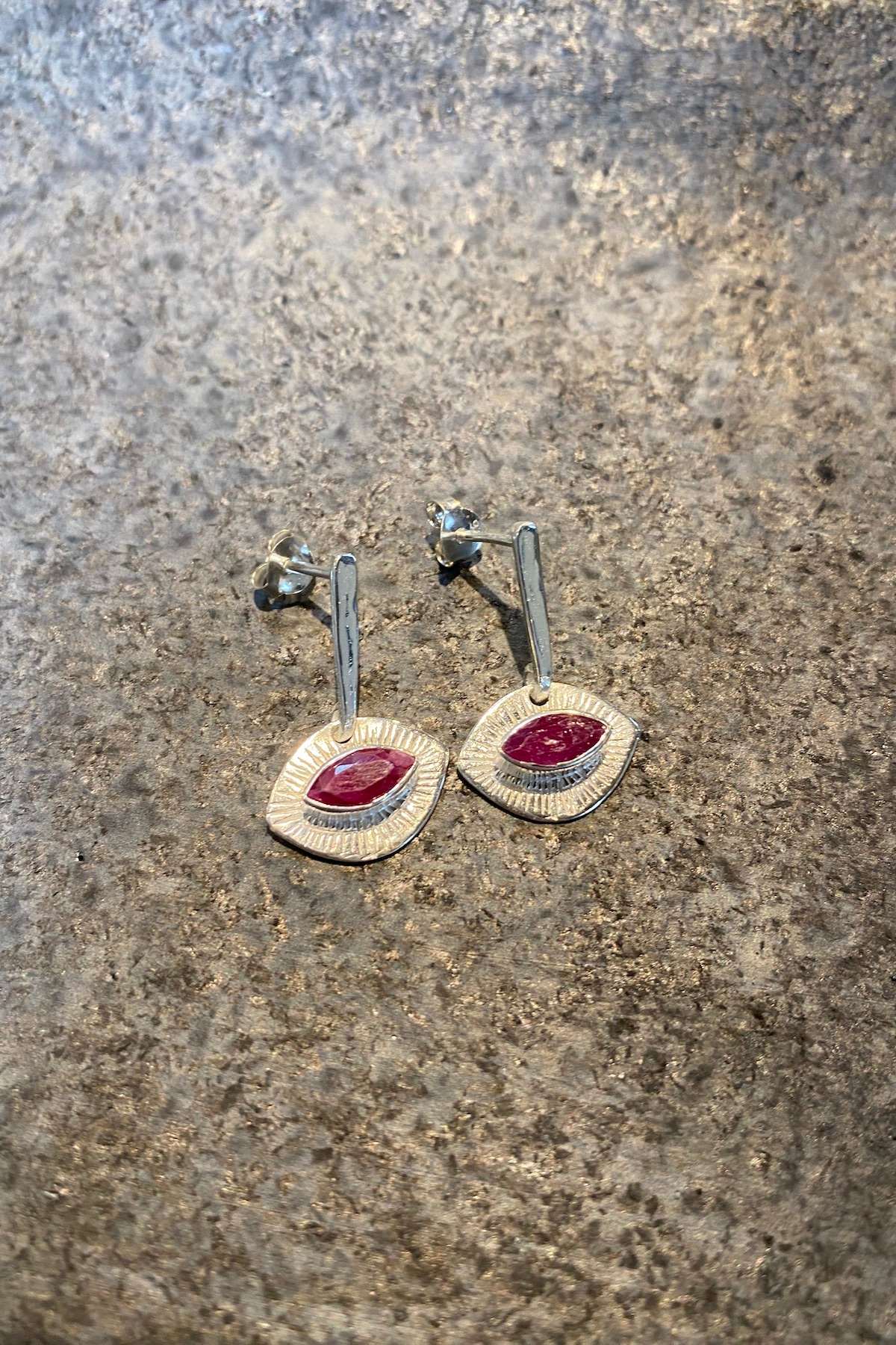 Nafsu - Silver Earstick w/ Eye Pendant I Ruby 2 - Rabens Saloner